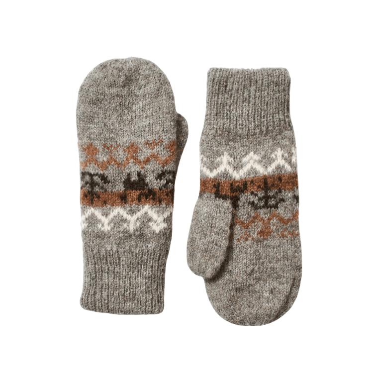 Graue Woll-Fäustlinge mit gestricktem Zickzackmuster in Weiß, Braun und Dunkelbraun. Ein Handschuh zeigt die Vorderseite, der andere die Rückseite.