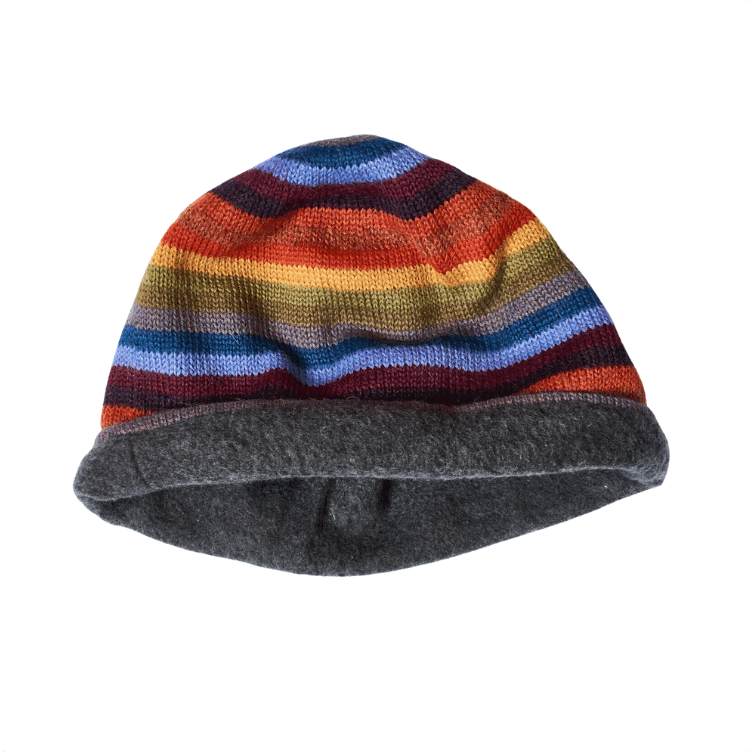 Kuschelige Mütze mit fröhlichem Ringelmuster in Regenbogenfarben - Mein-Alpaka-Shop.de